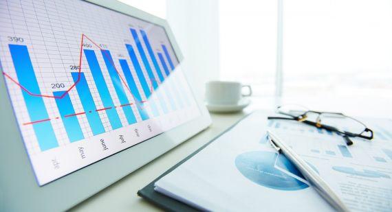 Análisis financiero en pantalla